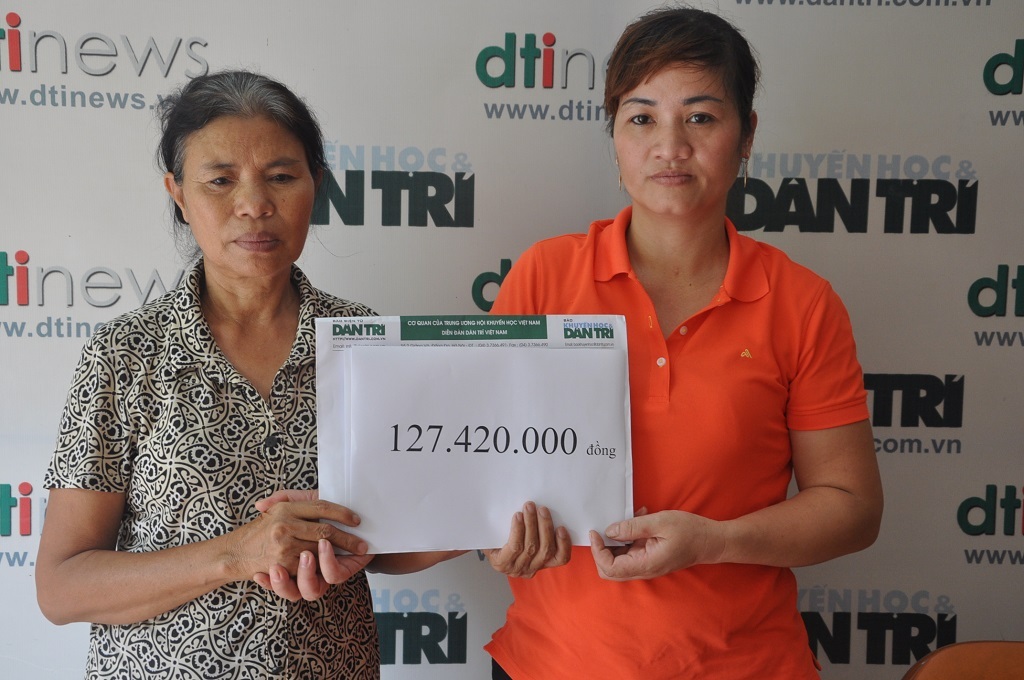 Lần thứ 2, gia đình cháy chợ Phùng Khoang nhận món quà bạn đọc Dân trí giúp đỡ.