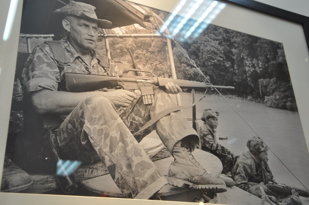 Bức ảnh người phụ nữ Việt Nam bế con đến nơi trú ẩn (1965) được bày tại triển lãm.