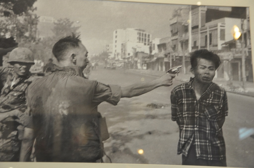 Bức ảnh người phụ nữ Việt Nam bế con đến nơi trú ẩn (1965) được bày tại triển lãm.