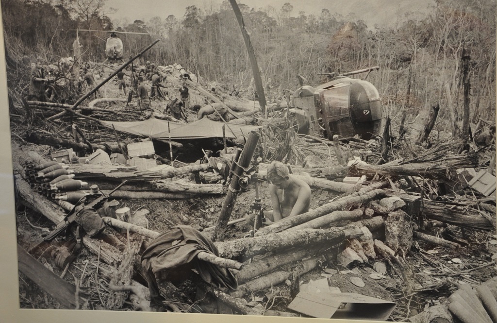 Bức ảnh người phụ nữ Việt Nam bế con đến nơi trú ẩn (1965) được bày tại triển lãm.