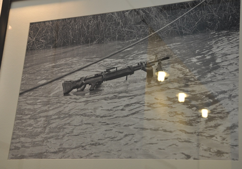 Bức ảnh người phụ nữ Việt Nam bế con đến nơi trú ẩn (1965) được bày tại triển lãm.