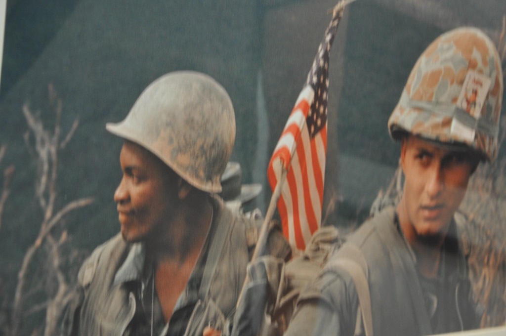 Bức ảnh người phụ nữ Việt Nam bế con đến nơi trú ẩn (1965) được bày tại triển lãm.