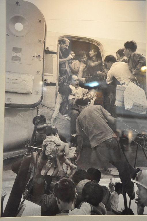 Bức ảnh người phụ nữ Việt Nam bế con đến nơi trú ẩn (1965) được bày tại triển lãm.