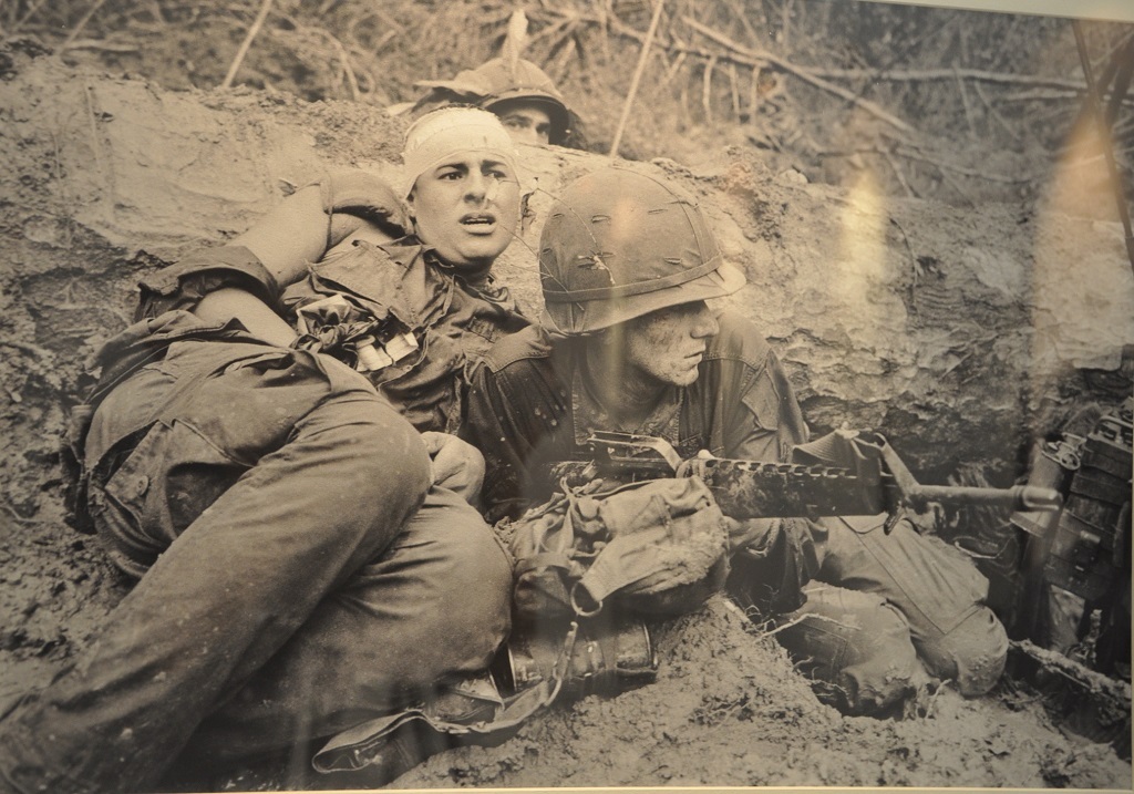 Bức ảnh người phụ nữ Việt Nam bế con đến nơi trú ẩn (1965) được bày tại triển lãm.