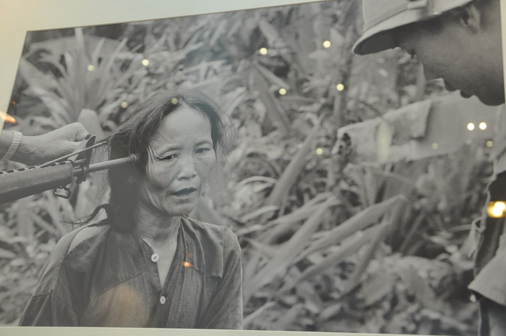 Bức ảnh người phụ nữ Việt Nam bế con đến nơi trú ẩn (1965) được bày tại triển lãm.