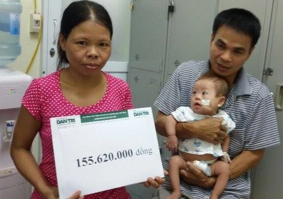 Gia đình nhận quà của bạn đọc Dân trí tại viện Tim Hà Nội.