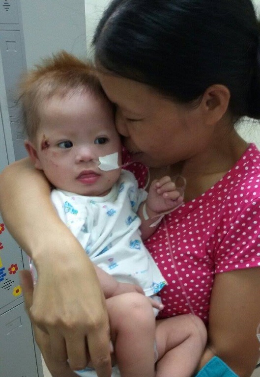 Chị Chẹo không tin có ngày được ôm ấp con khỏe mạnh trở về nhà.