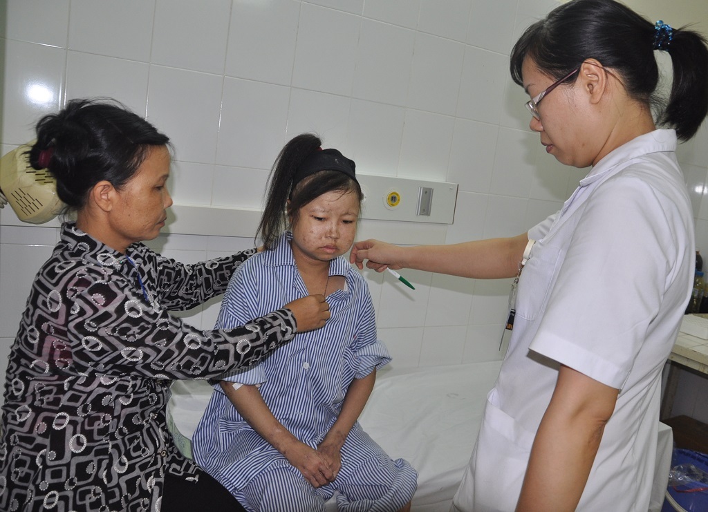 Em là bệnh nhân có hoàn cảnh khó khăn đặc biệt trong khoa Thận khớp nên các bác sĩ rất quan tâm.