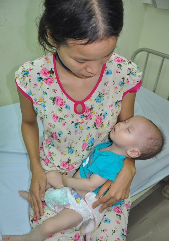 Mẹ của em chị Huệ bất lực nhìn con yếu đi từng ngày.