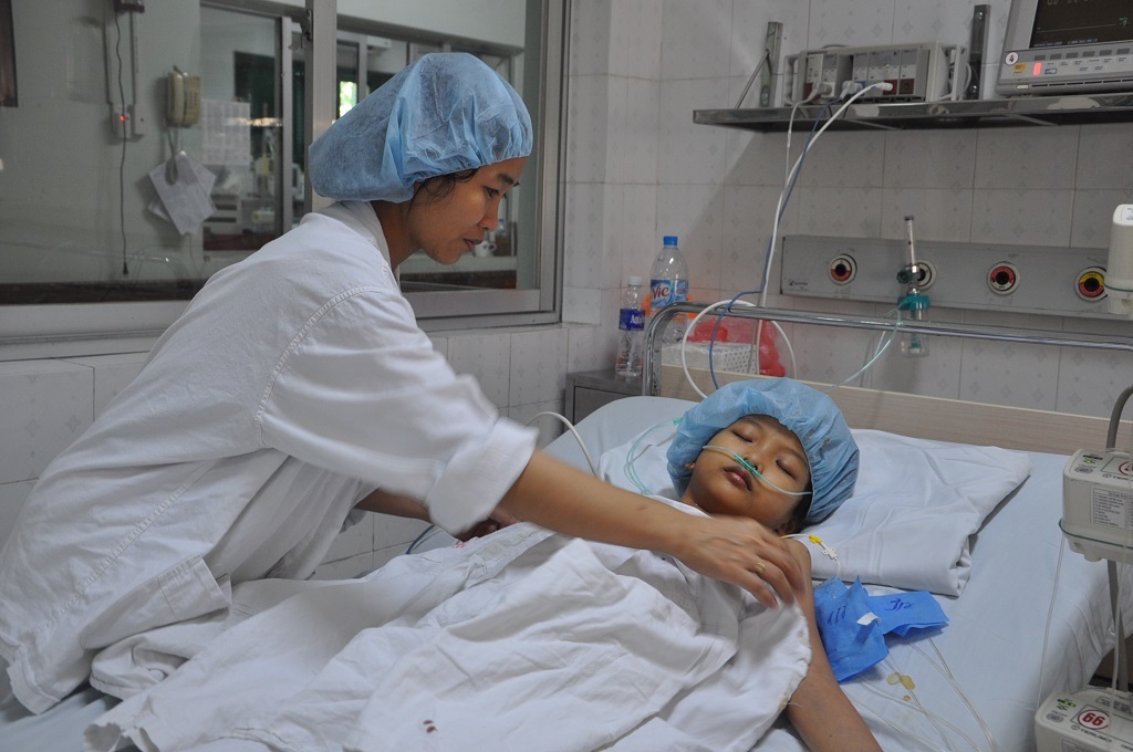 Bị suy tim nặng ở giai đoạn 4, tính mạng của bé Mai như ngọn đèn trước gió.