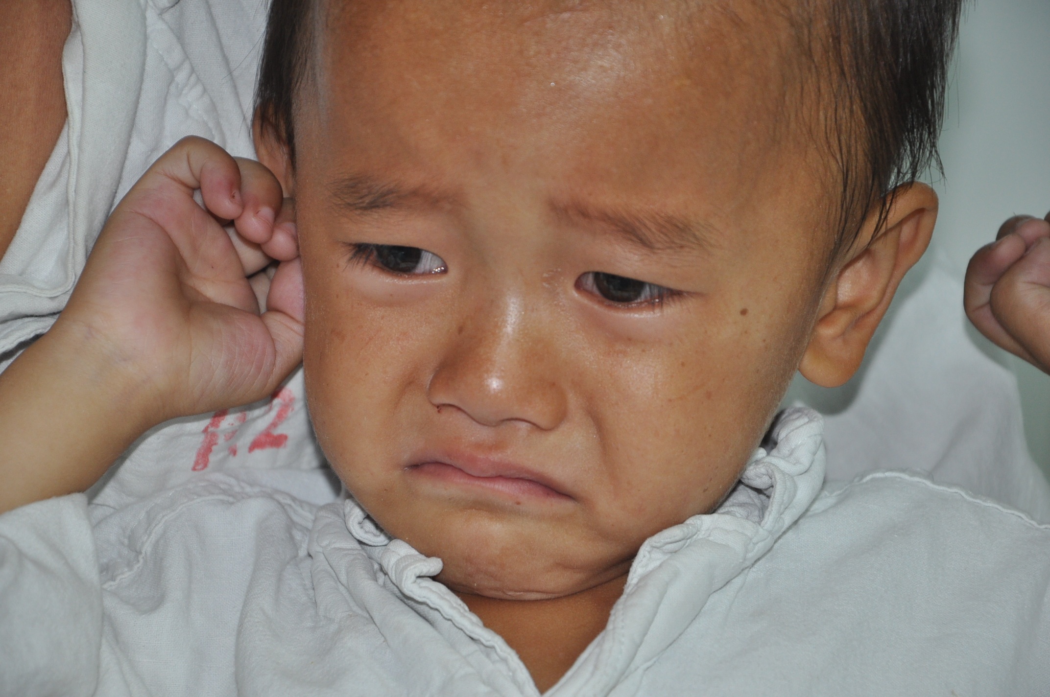 Em mếu máo kêu đau mỗi khi có ai vô tình chạm vào bụng của em.