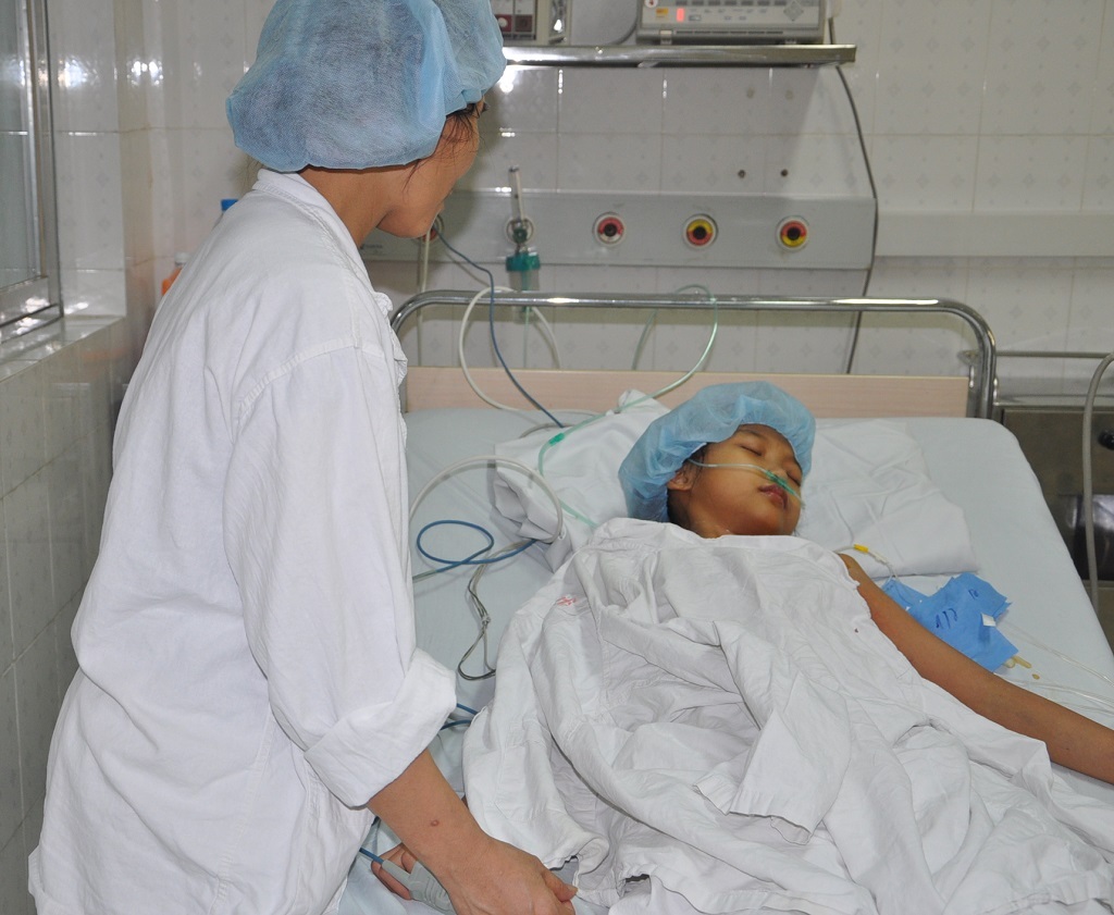 Bất lực nhìn con chết, chị Lan đau đớn như có thể đi theo con bất cứ lúc nào.