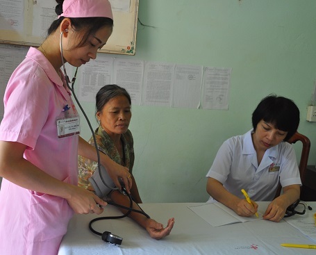 Bà con được bác sĩ tư vấn kĩ các vấn đề sức khỏe.