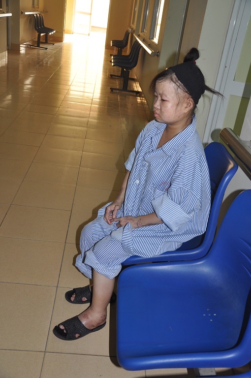 Hàng ngày ngồi ở hành lang bệnh viện...