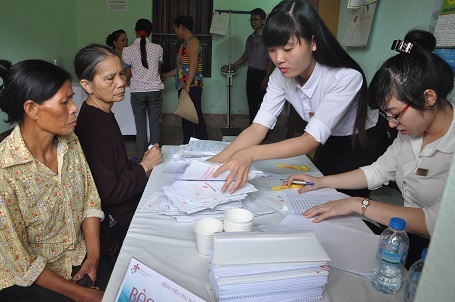 Mẹ Việt Nam Anh Hùng, Nguyễn Thị Phị năm nay đã 95 tuổi đang được các bác sĩ thăm khám.