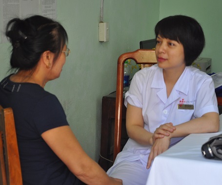 Bà con được bác sĩ tư vấn kĩ các vấn đề sức khỏe.