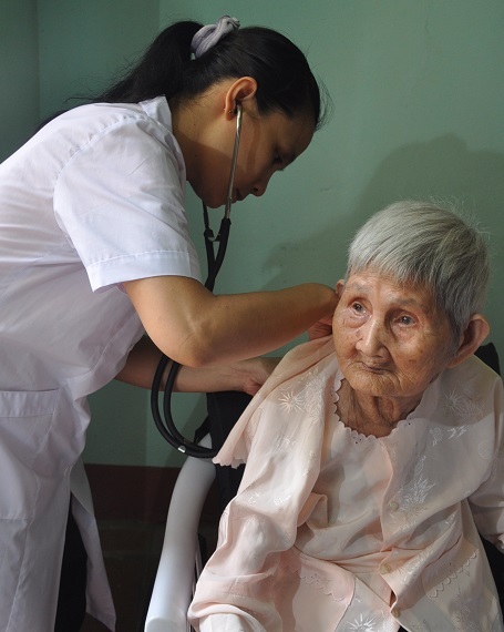 Mẹ Việt Nam Anh Hùng, Nguyễn Thị Phị năm nay đã 95 tuổi đang được các bác sĩ thăm khám.