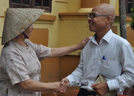 Bà con vui vẻ được gặp chú Quềnh ngoài đời mạnh khỏe.