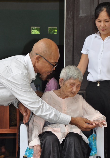 Nghệ sĩ Hán Văn Tình hỏi thăm mẹ Phị.