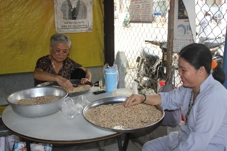 Gạo lứt được lựa thóc cẩn thận trước khi đưa vào lò nấu cơm