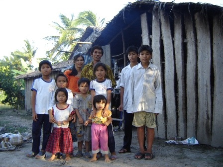 Đại gia đình anh Tùng bên căn nhà rách nát