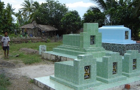 Căn nhà anh Tùng nằm lọt thỏm bên trong nghĩa địa