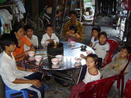 Bữa cơm nghèo khó của đại gia đình anh Tùng