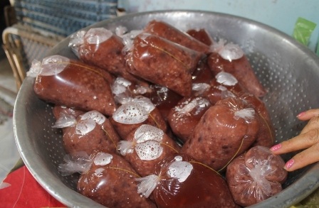 Cơm, cháo được chia thành nhiều phần nhỏ