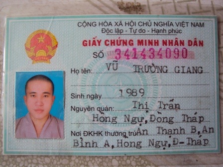 Đối tượng Quý dán hình của mình vào giấy chứng minh nhân dân người khác để lừa đảo