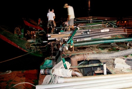 Bắt giữ 3 ghe khai thác cát trái phép - 1 3 ghe khai thác cát trái phép bị tạm giữ