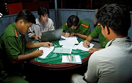 Bắt giữ 3 ghe khai thác cát trái phép - 2 Cơ quan chức năng tiến hành lập biên bản các đối tượng khai thác cát trái phép