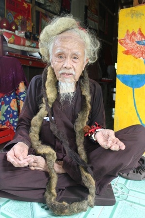 Cụ Chiến với mái tóc dài 3m kết lại trên đầu