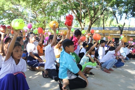 Các em học sinh rất tích cực tham gia ngày hội mổ heo đất ủng hộ quỹ Trường Sa thân yêu