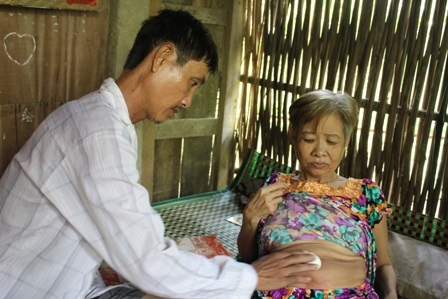 Không có tiền nên ông Bùi chỉ thoa trứng gà luộc vào chỗ đau cho vợ để giảm đau