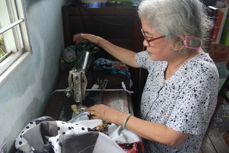 Bà Vân suốt ngày bên bàn máy may làm quà tặng người nghèo