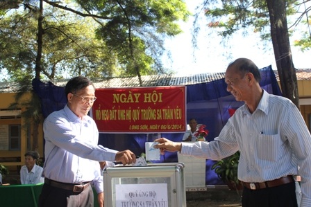 Cán bộ, thầy cô giáo đi tiên phong trong việc ủng hộ