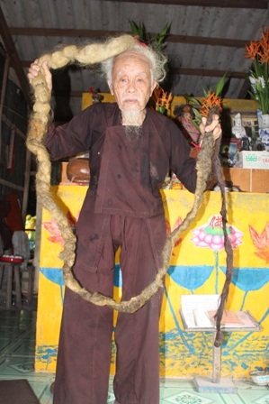 Mái tóc dài hơn 3m, 70 năm không cắt, gội