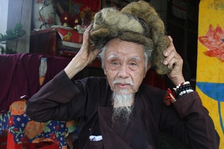 Mái tóc được cuộn tròn trên đỉnh đầu...