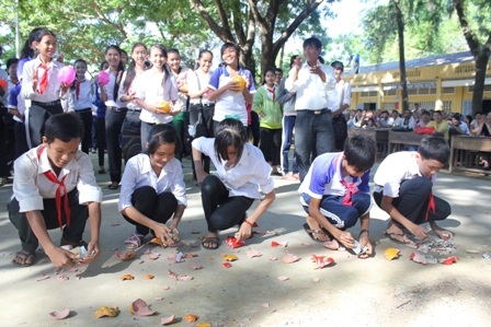 Các em học sinh tiến hành mổ heo đất