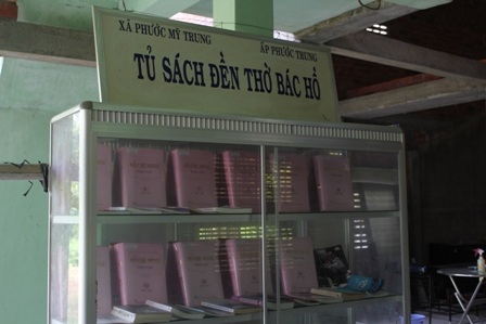 Tủ sách trong đền thờ