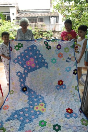 Chiếc mền hình bản đồ Việt Nam có 2 quần đảo Hoàng Sa, Trường Sa