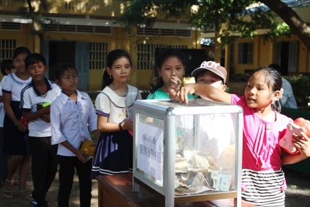 Các em học sinh tiểu học cũng rất tích cực tham gia