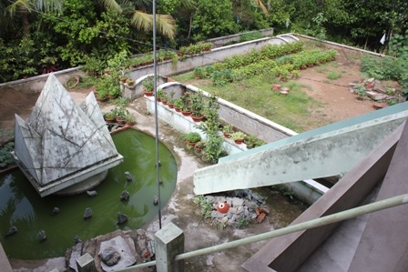 Khuôn viên phía trước đền thờ Bác Hồ