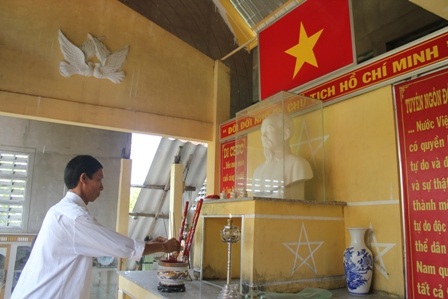 Mỗi ngày ông Bạch đều thắp hương cho Bác