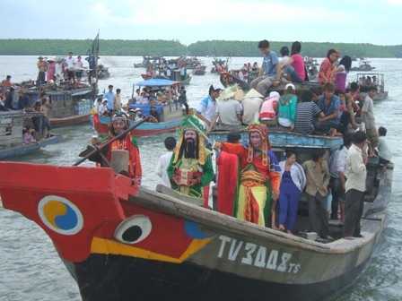 Nghi lễ tống tiễn tàu ra khơi đánh cá