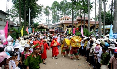 Đông đảo người dân tham gia lễ hội cúng biển