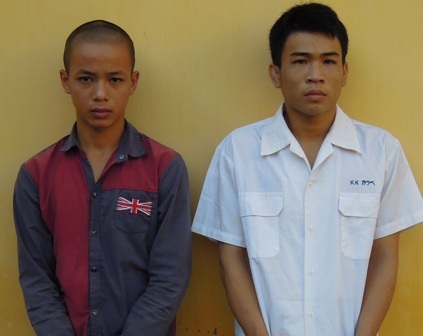 Tên Dương (phải) và Tuấn tại cơ quan công an