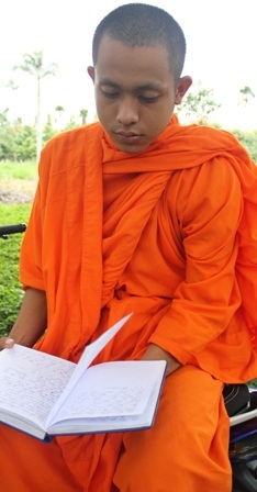 Sư Danh Thái lúc đang chờ thi môn thứ 2 tại điểm thi khu 2, Trường Đại học Cần Thơ chiều 9/7