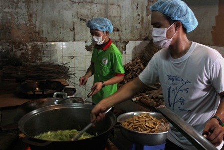 Các tình nguyện viên nấu cơm phục vụ sĩ tử.