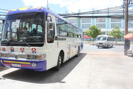 Xe đưa rước thi sinh dự thi đại học đến từ tình bến tre đến TP Cần Thơ trưa 2/7.